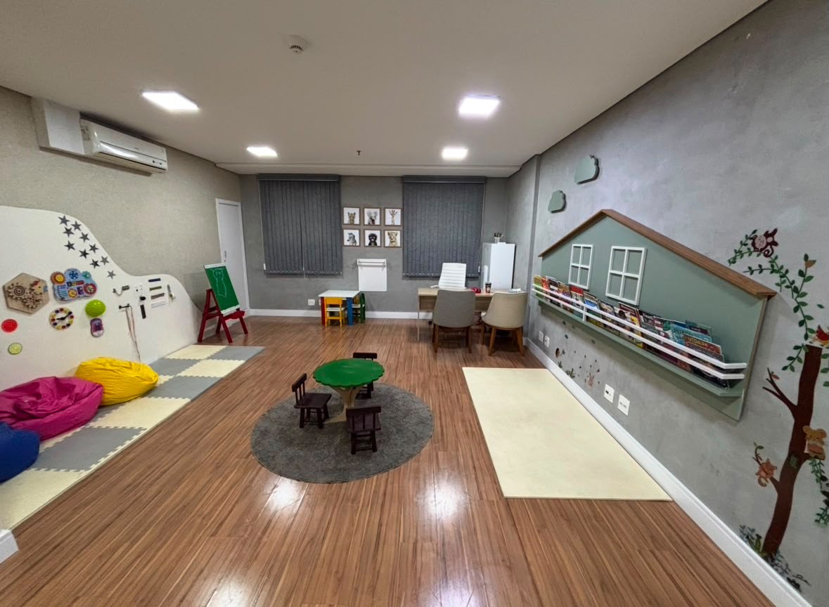 Sala de terapia infantil com brinquedos e recursos pedagógicos